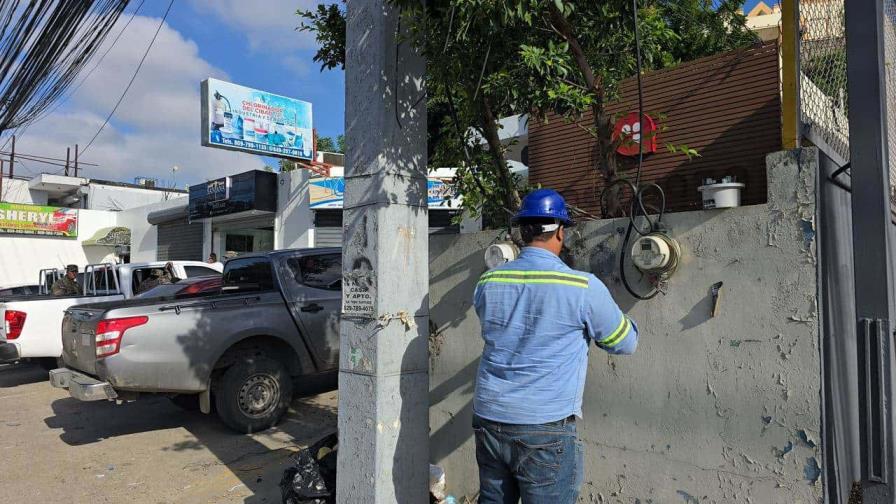 Retiran conexión eléctrica ilegal a negocio en Santiago Retiran conexión eléctrica ilegal a negocio en Santiago