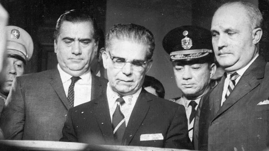 Balaguer: ¿con revólver y ametralladora? Balaguer: ¿con revólver y ametralladora?