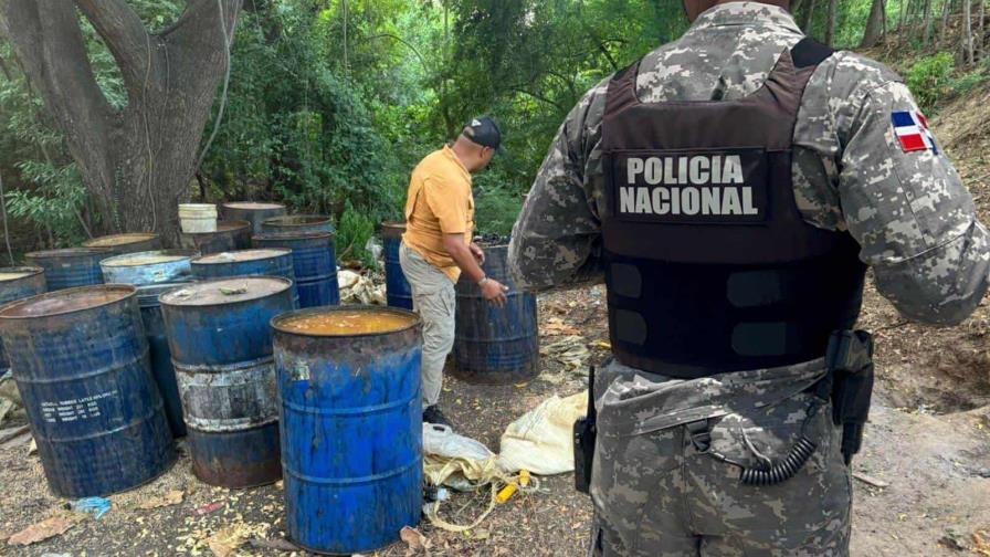 Desmantelan fábrica de bebidas alcohólicas adulteradas y apresan a cinco haitianos Desmantelan fábrica de bebidas alcohólicas adulteradas y apresan a cinco haitianos
