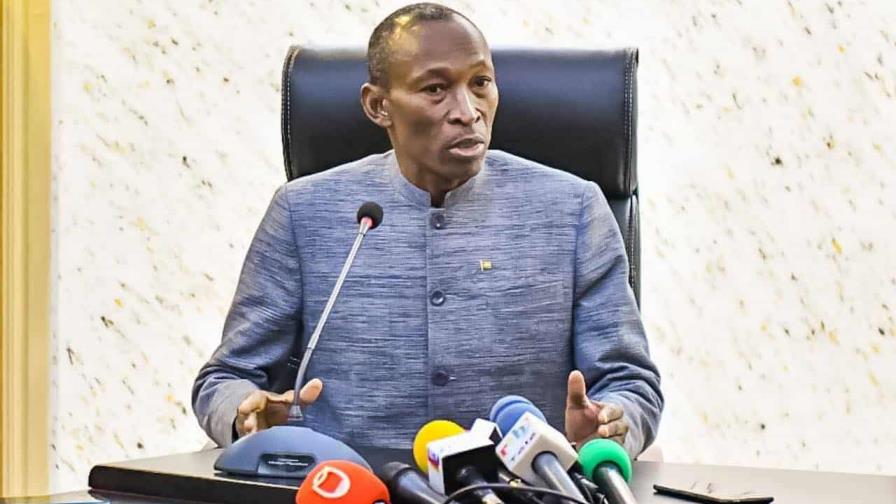 La junta militar de Burkina Faso cesa al primer ministro y disuelve el Gobierno La junta militar de Burkina Faso cesa al primer ministro y disuelve el Gobierno