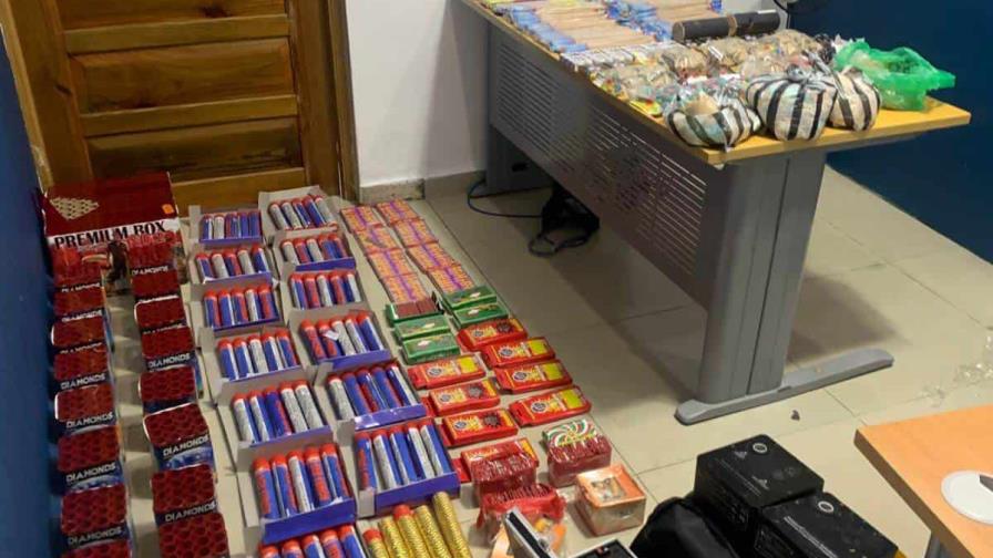 Policía Nacional desarticula red de venta ilegal de fuegos artificiales en La Romana Policía Nacional desarticula red de venta ilegal de fuegos artificiales en La Romana