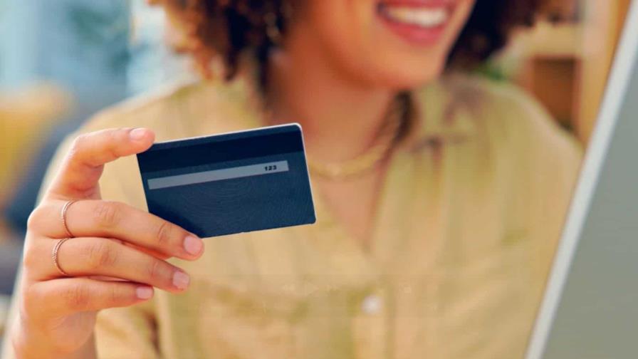 Usuarios prefieren usar tarjetas de débito para compras locales por internet Usuarios prefieren usar tarjetas de débito para compras locales por internet